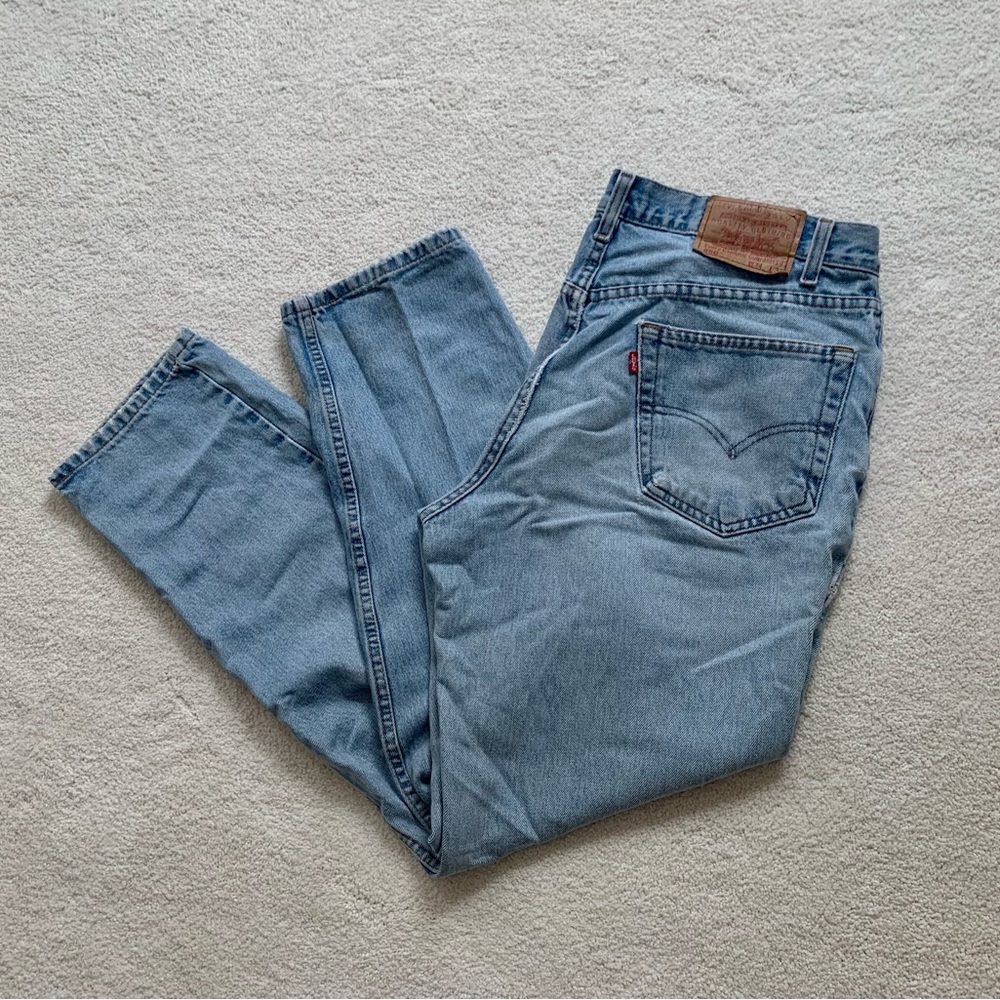 Vintage Levi’s 550 Light Wash Straight Leg Distressed Jeans Size 34x32